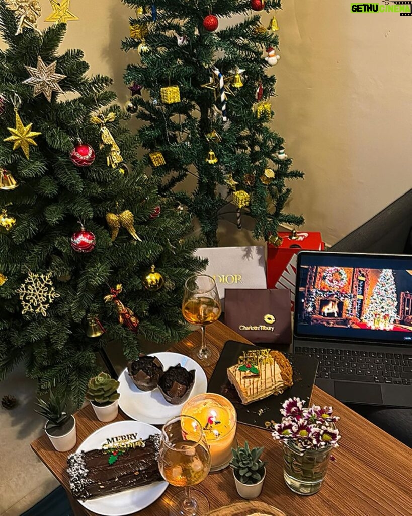 Anjali Tatrari Instagram - Merry Christmas ♥️ #christmasdecor #christmas #beyourownsanta #december #anjalitatrari #shine #workingsunday Umargam, Gujarat, India
