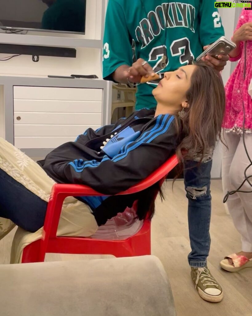 Anjali Tatrari Instagram - Shuru se shuru karte hai! Moving to a new place to look tests to shooting to seeing my hoardings all over to health going for a toss every second week to getting so much love and acknowledgement from everyone 🥹 What a journey man! I’ll be honest this show has been the most hectic show for me ever but as it’s rightly said you only take the good memories along :’) And today as we have completed 100 episodes and now when i look back all i can take forward is only and only good memories:’) @sktorigins For always motivating me to do better and making me see the brighter side! Your energy is contagious 🧿 Extremely thankful for giving Yuvika Mahajan so much love and appreciation ♥️🧿 Video dump part 1 as we complete 100 episodes 💯 Next dump when we hit 500 😉🧿 Kudos to the entire team for all the endless efforts! 10 MATLAB VANSHAJ 😍 #vanshaj #anjalitatrari #vanshajonsonysab #sonysab #100 #100episodes #love #actor #swastik