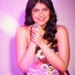 Anshula Kapoor Instagram - Felt cuter than a guldasta last night 💐☺️ Styled by @shereenlovebug with assistance from @snehhasuresh @riaasthana @jahnavi.kothari Makeup: @divyashetty_ Hair: @ruchithakur.5 📸 @visualaffairs_va 👗: @labelamoda.in 💎: @anmoljewellers 👛: @tedbaker 👡: @shoprivr.in