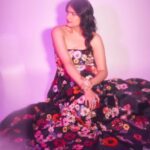 Anshula Kapoor Instagram - Felt cuter than a guldasta last night 💐☺️ Styled by @shereenlovebug with assistance from @snehhasuresh @riaasthana @jahnavi.kothari Makeup: @divyashetty_ Hair: @ruchithakur.5 📸 @visualaffairs_va 👗: @labelamoda.in 💎: @anmoljewellers 👛: @tedbaker 👡: @shoprivr.in