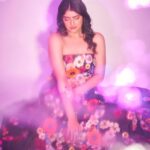 Anshula Kapoor Instagram - Felt cuter than a guldasta last night 💐☺️ Styled by @shereenlovebug with assistance from @snehhasuresh @riaasthana @jahnavi.kothari Makeup: @divyashetty_ Hair: @ruchithakur.5 📸 @visualaffairs_va 👗: @labelamoda.in 💎: @anmoljewellers 👛: @tedbaker 👡: @shoprivr.in
