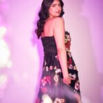 Anshula Kapoor Instagram - Felt cuter than a guldasta last night 💐☺️ Styled by @shereenlovebug with assistance from @snehhasuresh @riaasthana @jahnavi.kothari Makeup: @divyashetty_ Hair: @ruchithakur.5 📸 @visualaffairs_va 👗: @labelamoda.in 💎: @anmoljewellers 👛: @tedbaker 👡: @shoprivr.in