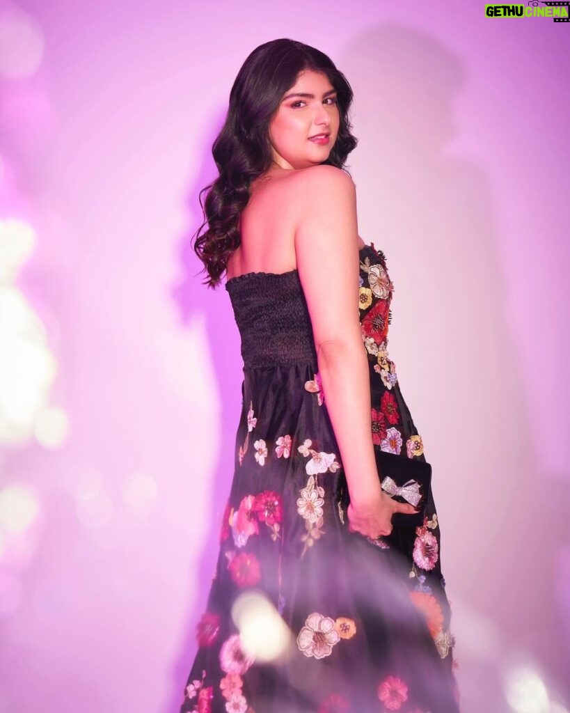 Anshula Kapoor Instagram - Felt cuter than a guldasta last night 💐☺️ Styled by @shereenlovebug with assistance from @snehhasuresh @riaasthana @jahnavi.kothari Makeup: @divyashetty_ Hair: @ruchithakur.5 📸 @visualaffairs_va 👗: @labelamoda.in 💎: @anmoljewellers 👛: @tedbaker 👡: @shoprivr.in