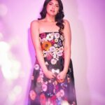 Anshula Kapoor Instagram - Felt cuter than a guldasta last night 💐☺️ Styled by @shereenlovebug with assistance from @snehhasuresh @riaasthana @jahnavi.kothari Makeup: @divyashetty_ Hair: @ruchithakur.5 📸 @visualaffairs_va 👗: @labelamoda.in 💎: @anmoljewellers 👛: @tedbaker 👡: @shoprivr.in
