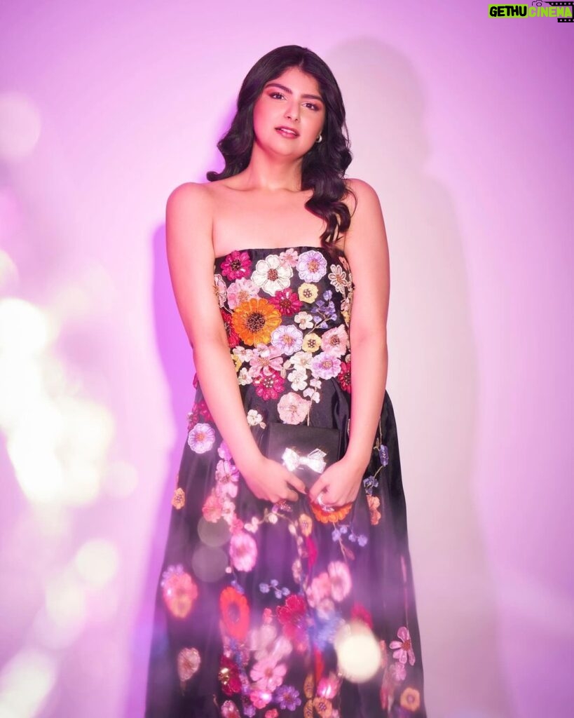 Anshula Kapoor Instagram - Felt cuter than a guldasta last night 💐☺️ Styled by @shereenlovebug with assistance from @snehhasuresh @riaasthana @jahnavi.kothari Makeup: @divyashetty_ Hair: @ruchithakur.5 📸 @visualaffairs_va 👗: @labelamoda.in 💎: @anmoljewellers 👛: @tedbaker 👡: @shoprivr.in