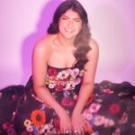 Anshula Kapoor Instagram - Felt cuter than a guldasta last night 💐☺️ Styled by @shereenlovebug with assistance from @snehhasuresh @riaasthana @jahnavi.kothari Makeup: @divyashetty_ Hair: @ruchithakur.5 📸 @visualaffairs_va 👗: @labelamoda.in 💎: @anmoljewellers 👛: @tedbaker 👡: @shoprivr.in