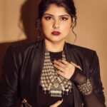 Anshula Kapoor Instagram - Mood board: Wednesday Adams, but make it glamorous 🖤 Because sometimes it pays off when you step out of your comfort zone, especially when you’ve got an A team to back you up ✨ Styled by @shereenlovebug with @trishalalovebug Style team @riaasthana @snehhasuresh @jahnavi.kothari Makeup: @goldandglittr Hair: @ruchithakur.5 📸 @visualaffairs_va Outfit : @siddartha_tytler jacket @shopmonokrom bodysuit and skirt Jewellery : @amrapalijewels Bag : @bottegavenetaworld Shoes: @antoniomelaniofficial