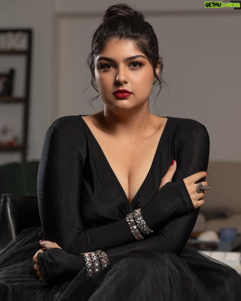 Anshula Kapoor Instagram - Can you tell black is my favorite colour? 🖤 Styled by @shereenlovebug Style team @jahnavi.kothari Hair by @ruchithakur.5 Makeup by @goldandglittr Bodysuit: @shopmonokrom Skirt: @brindasneha Jewellery : @amrapalijewels Photographed by @sunnychothaniphotography Managed by @niharika_bhanushali