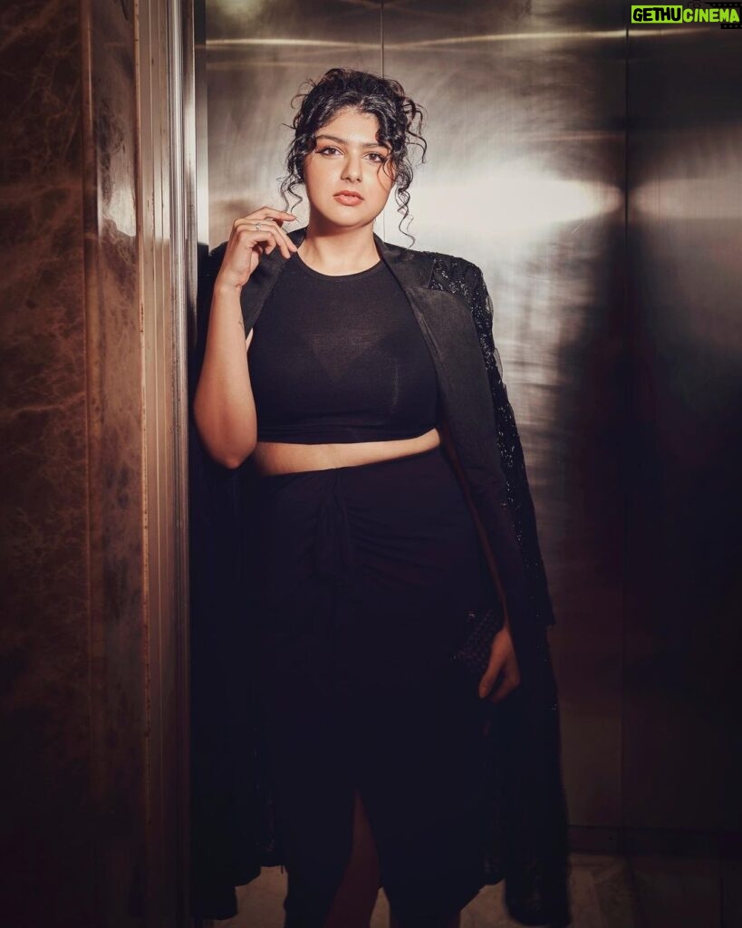 Anshula Kapoor Instagram - 🖤 Styled by @mohitrai with @ruchikrishnastyles Assisted by @muskanduaaa Makeup by @divyashetty_ Hair by @hairby_shivanik Outfit @28moons.in Jewellery @diosaparis Shoes @stuartweitzman Photography @visualaffairs_va