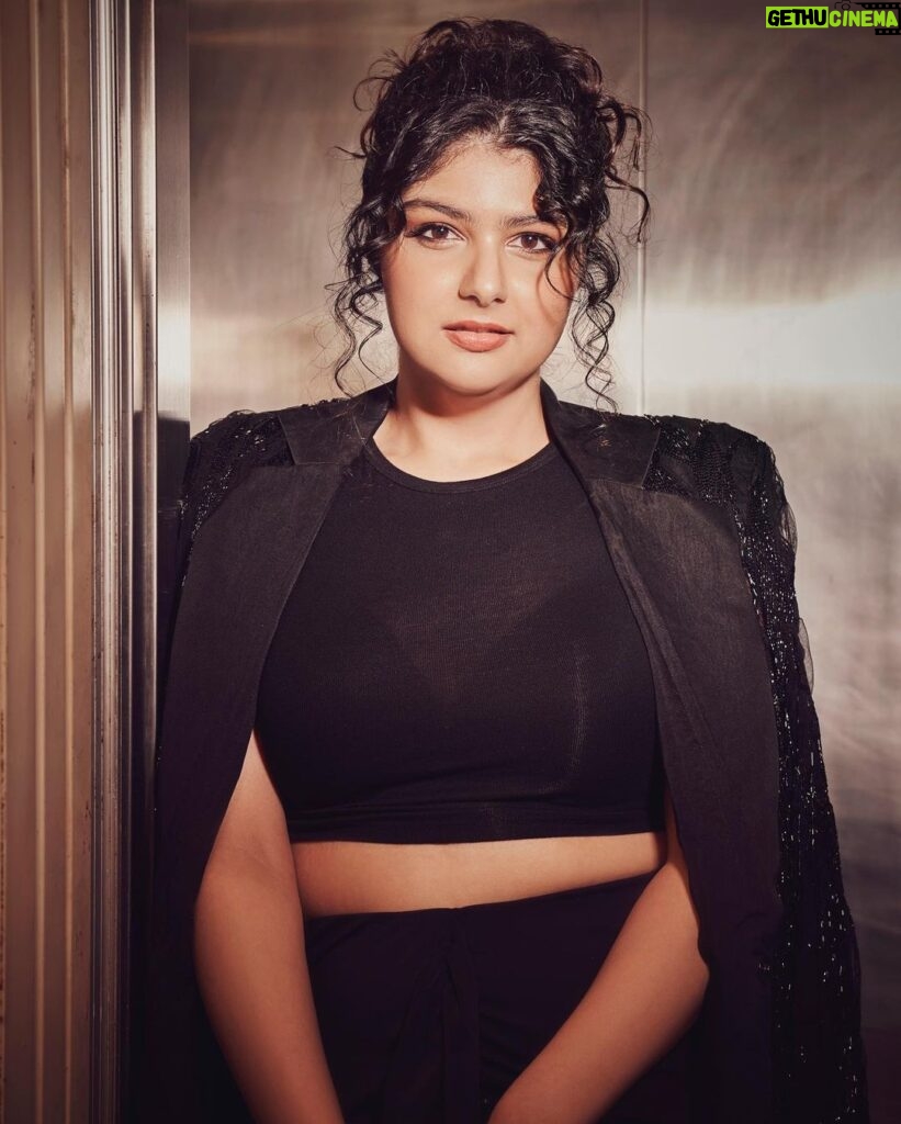 Anshula Kapoor Instagram - 🖤 Styled by @mohitrai with @ruchikrishnastyles Assisted by @muskanduaaa Makeup by @divyashetty_ Hair by @hairby_shivanik Outfit @28moons.in Jewellery @diosaparis Shoes @stuartweitzman Photography @visualaffairs_va