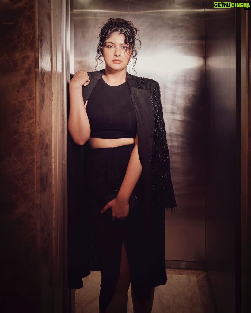 Anshula Kapoor Instagram - 🖤 Styled by @mohitrai with @ruchikrishnastyles Assisted by @muskanduaaa Makeup by @divyashetty_ Hair by @hairby_shivanik Outfit @28moons.in Jewellery @diosaparis Shoes @stuartweitzman Photography @visualaffairs_va