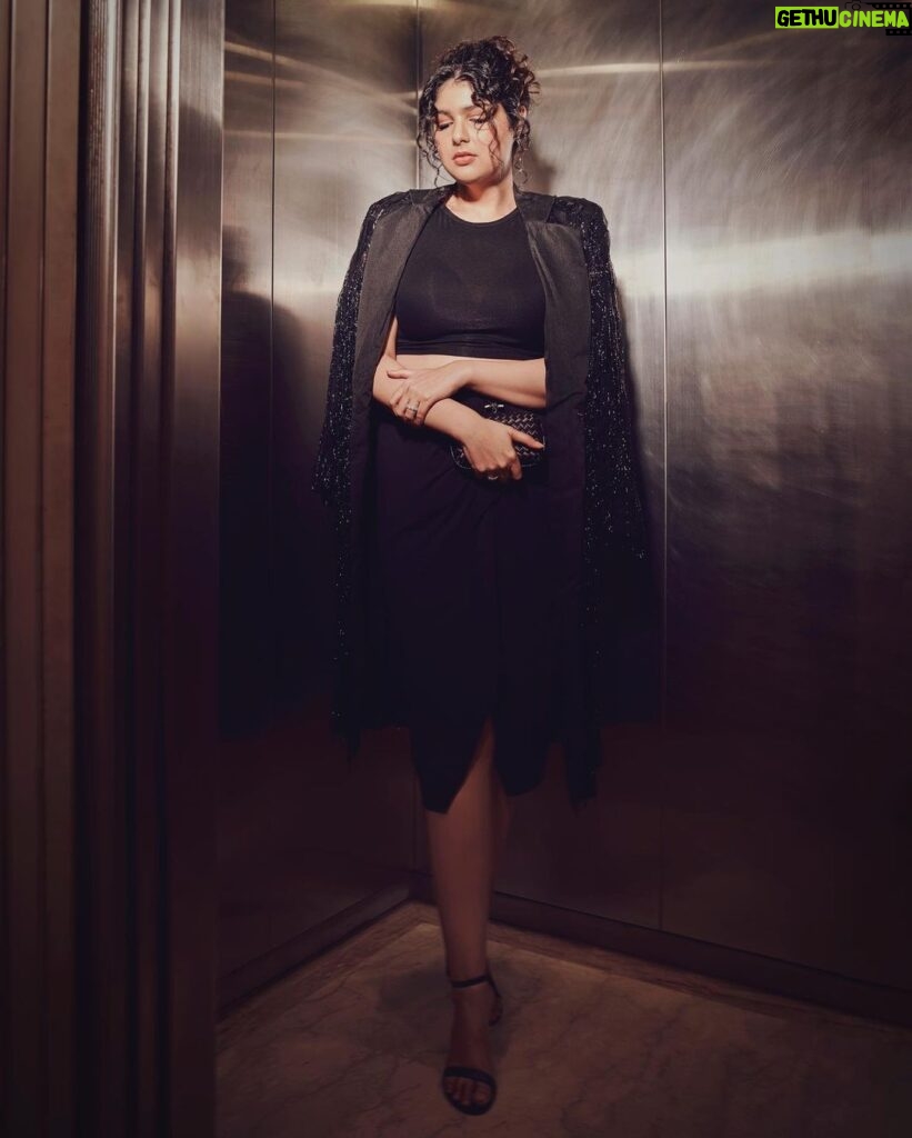 Anshula Kapoor Instagram - 🖤 Styled by @mohitrai with @ruchikrishnastyles Assisted by @muskanduaaa Makeup by @divyashetty_ Hair by @hairby_shivanik Outfit @28moons.in Jewellery @diosaparis Shoes @stuartweitzman Photography @visualaffairs_va