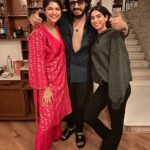 Anshula Kapoor Instagram - 3 very different vibes, 2 pretty deep necks & 1 missing part of our quartet (@janhvikapoor 🤓) But somehow it all fits together 🙌🏽 #DadsKids Mumbai, Maharashtra