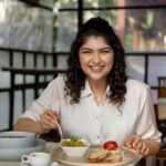 Anshula Kapoor Instagram - Stepping out to a cozy restaurant for a solo date is my most cherished “me time” ritual. @silverbeachcafe was my pick on Swiggy Dineout this week. Healthy yummy breakfast, great ambience, a good book. Aur kya chahiye? Check out @dineout_india on your swiggy app & discover incredible discounts upto 40% at the your favorite restaurants everyday. The best part, there is NO MEMBERSHIP FEE! Just pure joy 😍 #DineoutGuides #DiscoverWithDineout #DineoutEveryday #Ad Silver Beach Cafe Andheri