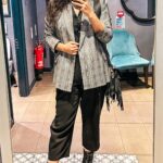 Anshula Kapoor Instagram - Comfy chic & no fuss fits are always a vibe 🤍 But why do I only remember to take full length videos in bathrooms! 🤣 Breaking down my 5 looks for 5 days in London for ya: Day 1: @forevernew_india white dress, blue @zara blazer, @misho_designs earrings Day 2: @uniqloin navy dress, belt & blazer are @zara, sneakers are @riseindia @nike Day 3: @tedbaker blazer, black pants & satin shirt are zara, bag is @balmain & boots are from the @rheakapoor X @thecaistore Day 4: @forevernew_india denim dress, zara belt, @nike @riseindia sneakers Day 5: @hm pink sweater, @uniqloin jeans, @nike sneakers London, United Kingdom