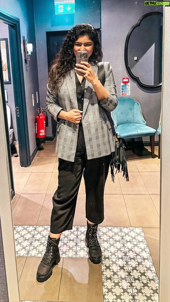 Anshula Kapoor Instagram - Comfy chic & no fuss fits are always a vibe 🤍 But why do I only remember to take full length videos in bathrooms! 🤣 Breaking down my 5 looks for 5 days in London for ya: Day 1: @forevernew_india white dress, blue @zara blazer, @misho_designs earrings Day 2: @uniqloin navy dress, belt & blazer are @zara, sneakers are @riseindia @nike Day 3: @tedbaker blazer, black pants & satin shirt are zara, bag is @balmain & boots are from the @rheakapoor X @thecaistore Day 4: @forevernew_india denim dress, zara belt, @nike @riseindia sneakers Day 5: @hm pink sweater, @uniqloin jeans, @nike sneakers London, United Kingdom