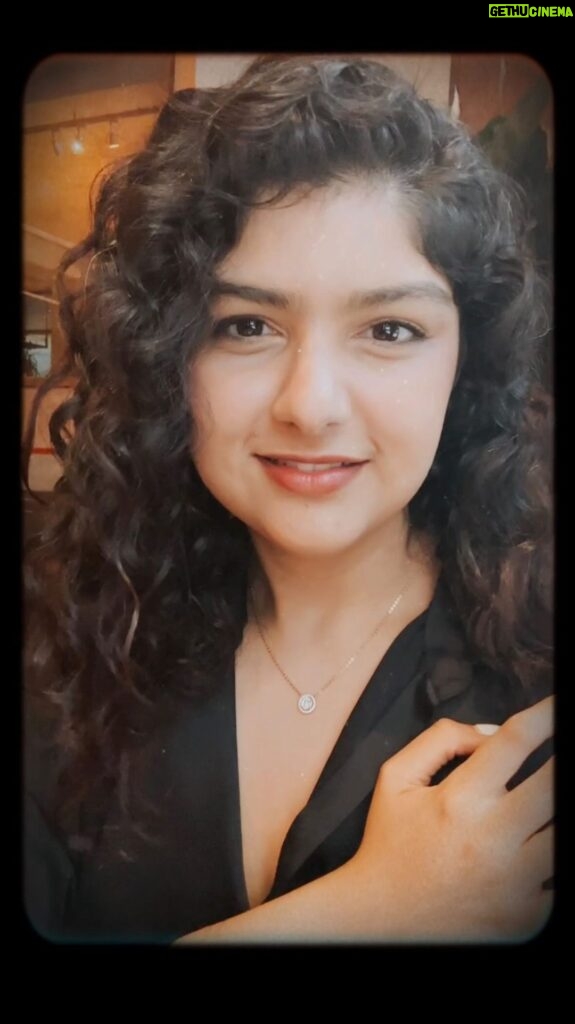 Anshula Kapoor Instagram - Aaaah I have short hair for the first time in my adult life, and I feel cute as a button!! 🤓 Another Vlog no one asked for 🤣 come with me to my haircut appointment! I think we chopped off 5 inches of length, and for someone with curls, you know how big a deal that is!! But @curly_hair_london is a maverick & I’m so glad I trusted her with my hair! Loving the new bounce and volume and texture 😍 Pro tip for all my curly haired humans - a dry cut on your natural curls is always better, so that there are no surprises with length and curls jumping up and becoming much shorter than expected after! 💯