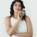 Anshula Kapoor Instagram - I believe that scalp care is as important as skin care, and Dandruff is a HUGE scalp concern in India. My most loved luxury hair-care brand @kerastase_official has just launched its Symbiose Cellular Anti-dandruff Range which helps fight dandruff from oily & dry scalps. The range promises upto 7 weeks of Anti-dandruff efficacy, and is suitable for both men & women. Try it out for yourself and let me know what you think! 💕 Get your hands on Symbiose at their exclusive online store at www.kerastase.in or visit your nearest Kérastase salon. #AD #Symbiose #KerastaseIndia #KerastaseClub #AllianceisPower