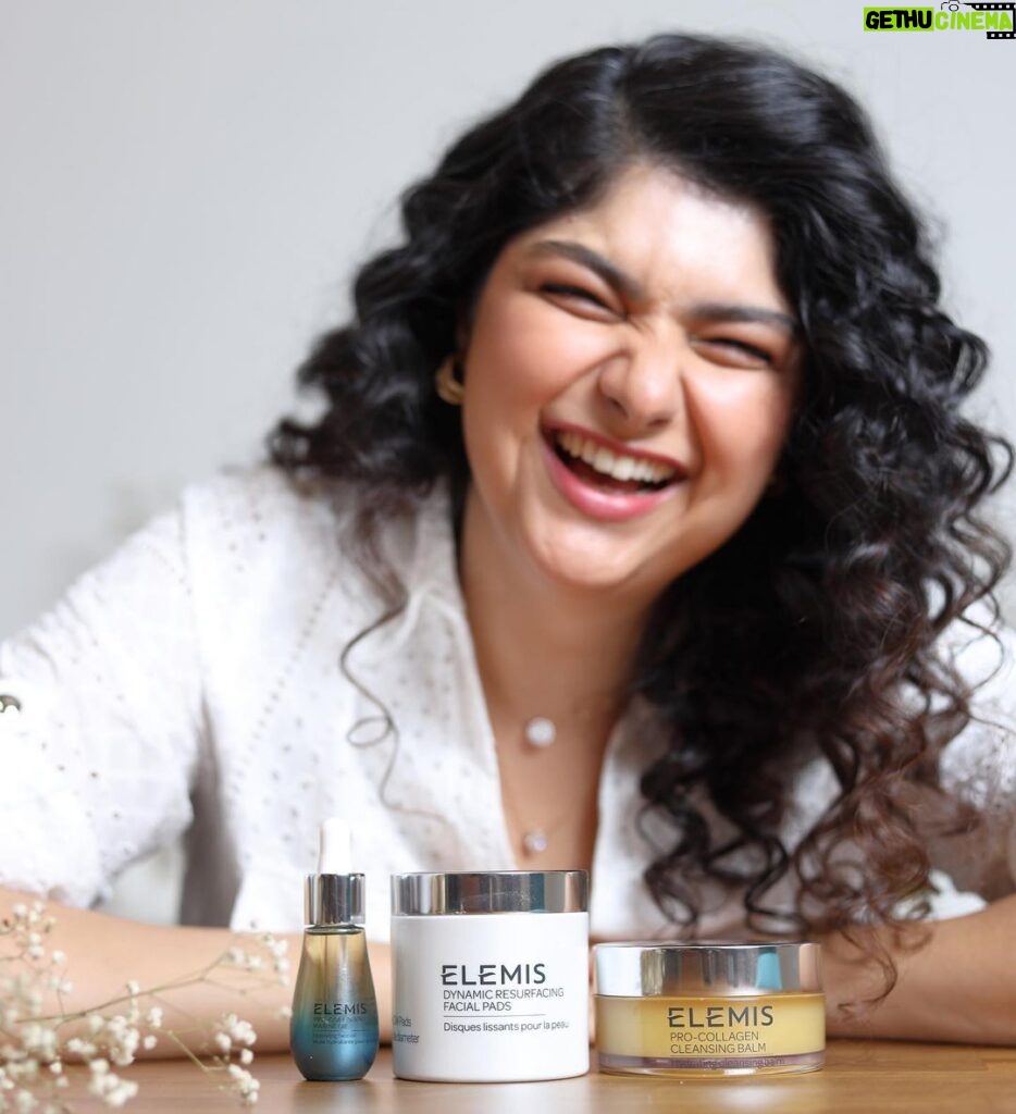 Anshula Kapoor Instagram - If you’re unfamiliar with ELEMIS, let me tell you that it is synonymous with luxury skincare and they use the best ingredients in their products to make sure our skin barrier is maintained & our skin is glowy and hydrated! 🤌🏻✨ Now here’s the good news: @elemis_india is finally available at Nykaa Luxe in India which means no more waiting for your favourites! 🚚 My top 3 of the most loved products from the brand are: ✨ gotta start with the cult favourite Pro-Collagen Cleansing Balm! I loveee a good cleansing balm & this is one of the best I’ve used. So happy it’s going to be easily available now! It smells divine & takes off all the makeup, sunscreen and grime on my face, leaving my skin super soft and hydrated. ✨ The Dynamic Resurfacing Facial Pads work very well for my sensitive skin. And when I use it religiously, I really do notice a huge difference in my skin. The pores are smaller & my skin looks brighter & more even toned. Best part is that the pads are a 2-in-1 exfoliator. One side is for physical exfoliation and the smooth side is for gentle chemical exfoliation. ✨ the Pro-Collage Marine Oil is very lightweight even for hot and humid weather. I especially love using it at night after I cleanse my face. I find that it has a soothing effect on my skin. Try them out from @mynykaa and I promise you won’t be disappointed! 💙 #ELEMISIndia #ELEMISXNykaa #ELEMISXNykaaLuxe #LoveELEMIS #Ad