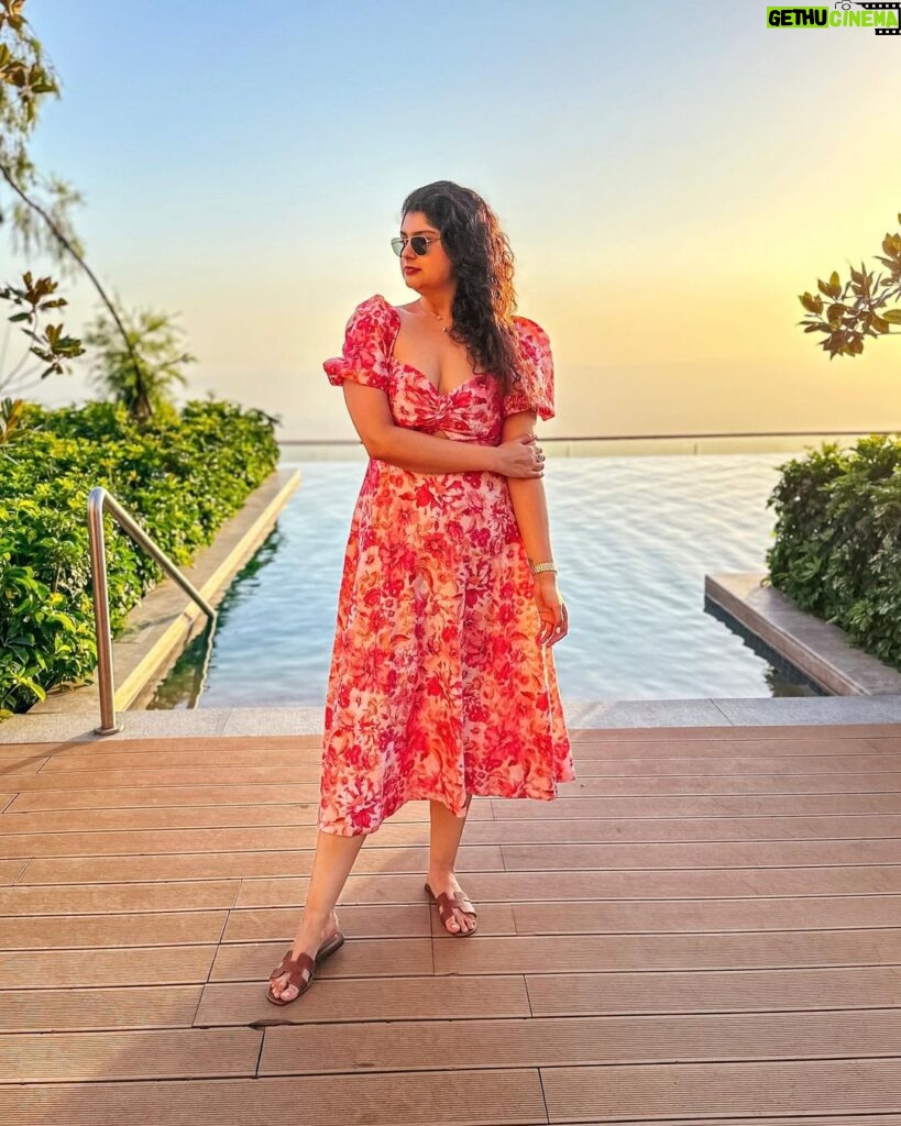 Anshula Kapoor Instagram - When you’re obsessed with the view & the dress, it’s gotta make it to the gram 🤓 📍 @thewestinhimalayas 👗 @forevernew_india The Westin Resort & Spa, Himalayas