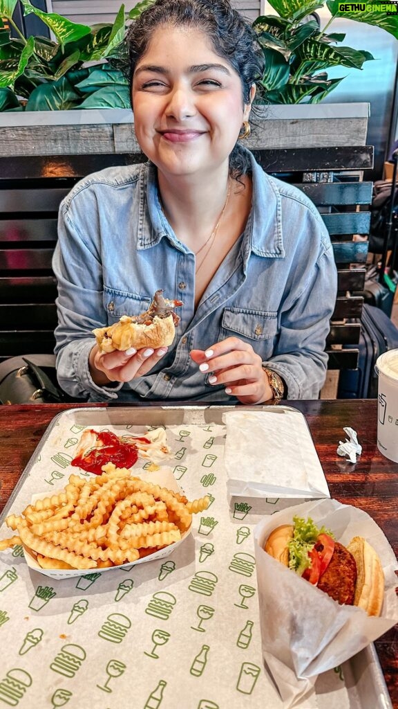 Anshula Kapoor Instagram - Anyone else do a happy dance while having their favourite meal? Or is it just me? 😋🕺🏽 Nothing can come close to @shakeshack 🫶🏽 ‘Shroom burger + peanut butter shake & crinkle cut fries. Life is set. My go to order. Happy dance must commence. (Sneakily captured in all my glory by @rohanthakkar1511 🤓)