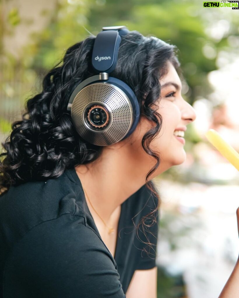 Anshula Kapoor Instagram - Living my best life with the new Dyson Zone noise cancelling headphones! The audio quality is unmatched because the headphones have been scientifically calibrated to make sure we hear every detail. All I have to do is switch on my headphones and I can shut the world out. It’s that easy to have my own immersive experience; with Pure audio & Advanced noise cancellation. The best part? The battery life is upto 50 hours even with noise cancellation switches on! @dyson_india on, and the world goes shhhh 🤫😇🎵 #Gifted #DysonIndia #DysonZone