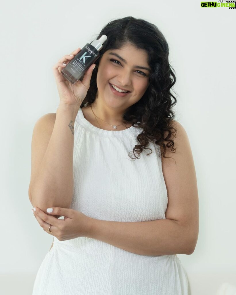Anshula Kapoor Instagram - I believe that scalp care is as important as skin care, and Dandruff is a HUGE scalp concern in India. My most loved luxury hair-care brand @kerastase_official has just launched its Symbiose Cellular Anti-dandruff Range which helps fight dandruff from oily & dry scalps. The range promises upto 7 weeks of Anti-dandruff efficacy, and is suitable for both men & women. Try it out for yourself and let me know what you think! 💕 Get your hands on Symbiose at their exclusive online store at www.kerastase.in or visit your nearest Kérastase salon. #AD #Symbiose #KerastaseIndia #KerastaseClub #AllianceisPower