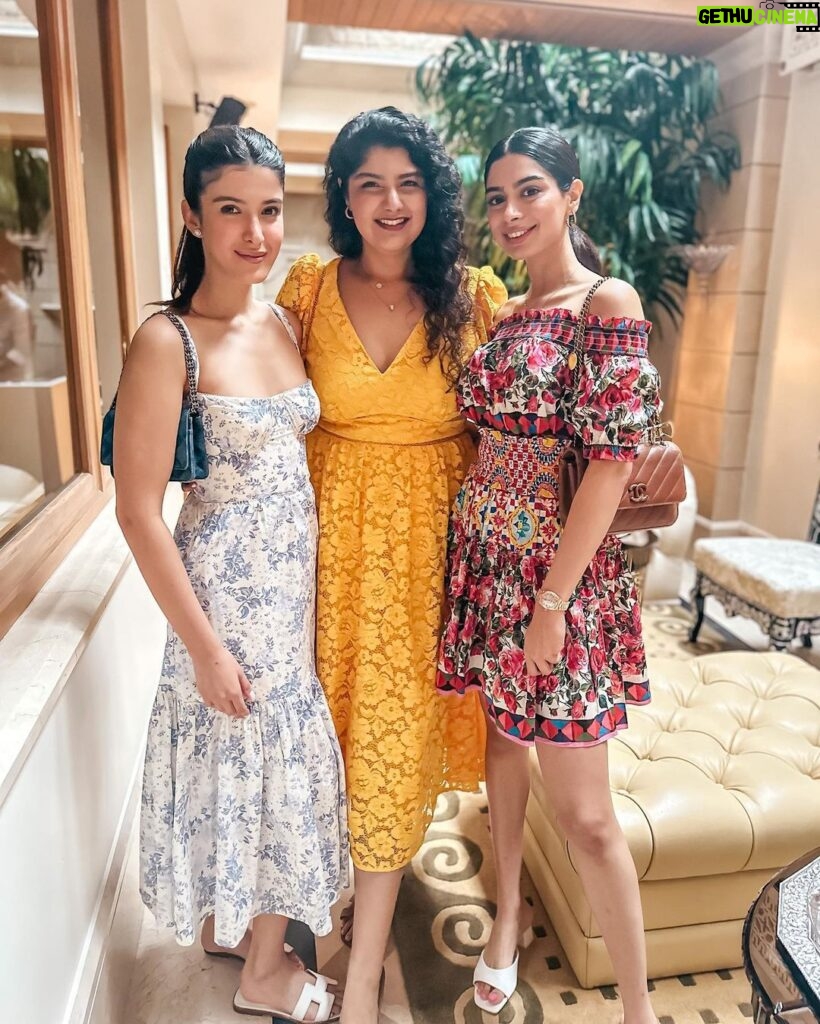 Anshula Kapoor Instagram - Sunday shenanigans 💛💃🏽