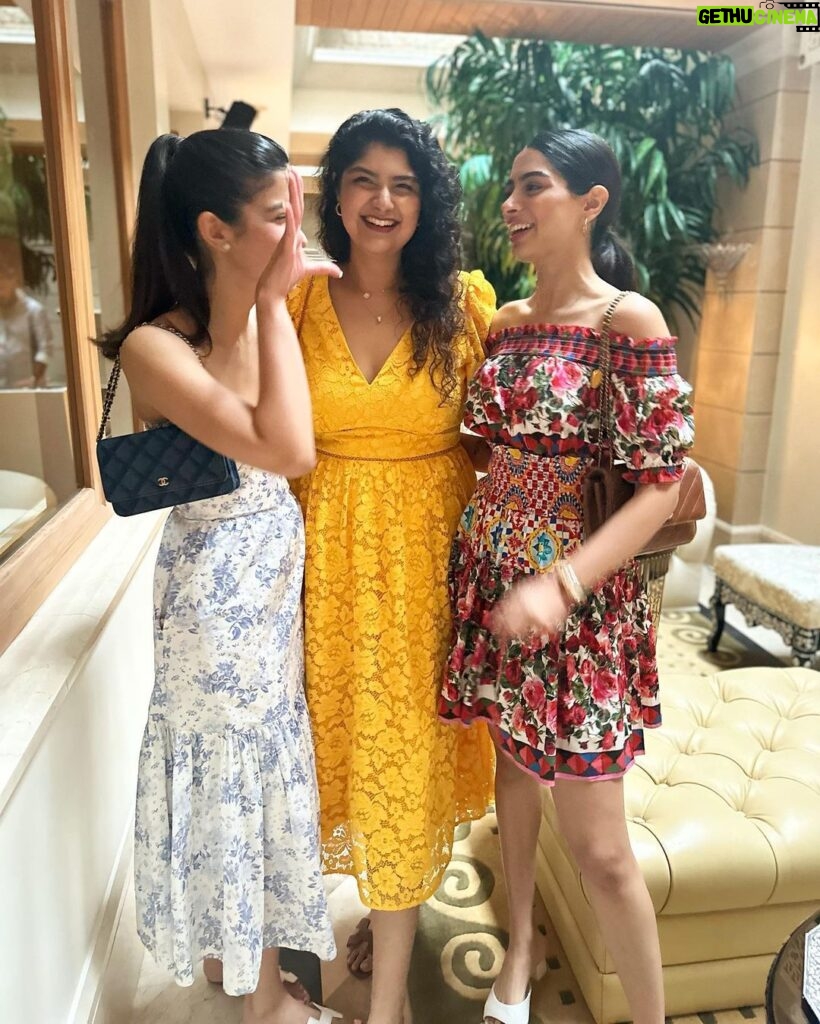 Anshula Kapoor Instagram - Sunday shenanigans 💛💃🏽