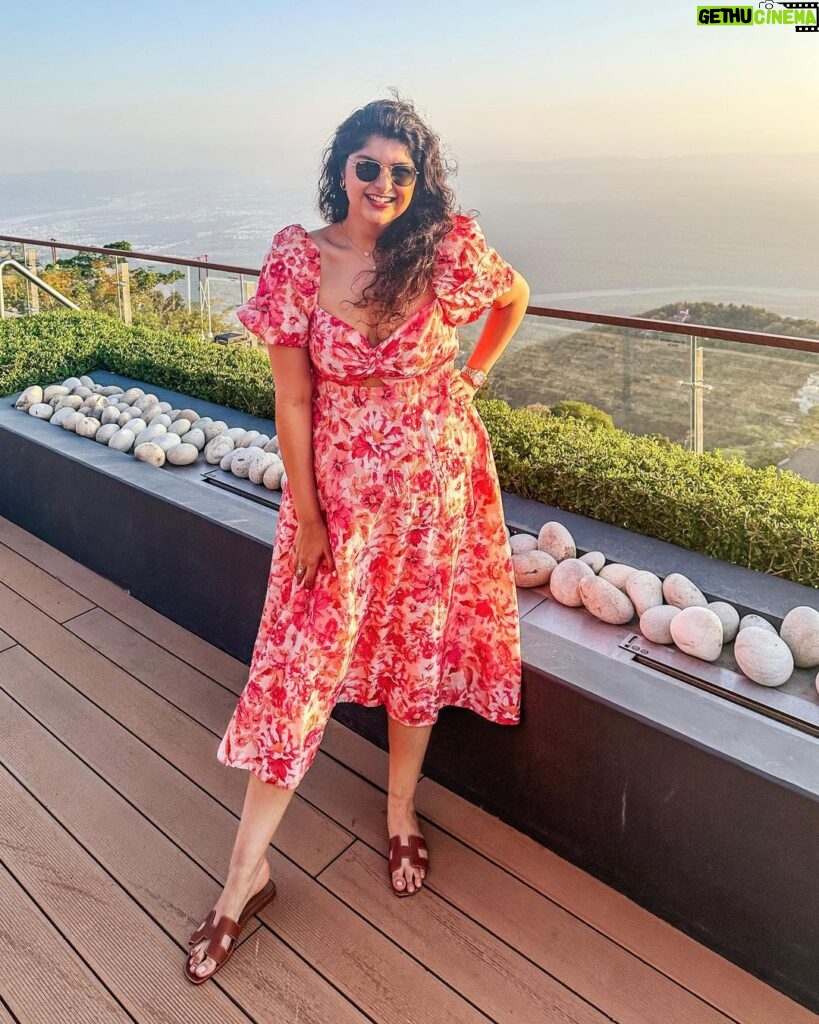 Anshula Kapoor Instagram - When you’re obsessed with the view & the dress, it’s gotta make it to the gram 🤓 📍 @thewestinhimalayas 👗 @forevernew_india The Westin Resort & Spa, Himalayas