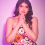 Anshula Kapoor Instagram - Felt cuter than a guldasta last night 💐☺️ Styled by @shereenlovebug with assistance from @snehhasuresh @riaasthana @jahnavi.kothari Makeup: @divyashetty_ Hair: @ruchithakur.5 📸 @visualaffairs_va 👗: @labelamoda.in 💎: @anmoljewellers 👛: @tedbaker 👡: @shoprivr.in