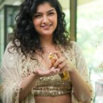 Anshula Kapoor Instagram - Shiny, festive ready curls with the Elixir Ultime by Kérastase!