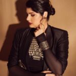 Anshula Kapoor Instagram - Mood board: Wednesday Adams, but make it glamorous 🖤 Because sometimes it pays off when you step out of your comfort zone, especially when you’ve got an A team to back you up ✨ Styled by @shereenlovebug with @trishalalovebug Style team @riaasthana @snehhasuresh @jahnavi.kothari Makeup: @goldandglittr Hair: @ruchithakur.5 📸 @visualaffairs_va Outfit : @siddartha_tytler jacket @shopmonokrom bodysuit and skirt Jewellery : @amrapalijewels Bag : @bottegavenetaworld Shoes: @antoniomelaniofficial