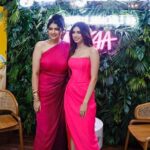 Anshula Kapoor Instagram - This was a special day 💖 I got the opportunity to introduce my baby sister @khushi05k as the face of @soldejaneiro in India & I had the most fun being the emcee for the evening!! I don’t think I stopped smiling the entire day! Thank you @mynykaa for letting us have so much fun! Even got to bully Khush a lil on stage for being Gen Z hehehe! Not just her Sol stash, she even needs to start sharing her playlist with me so that I can be “with it” 🤣