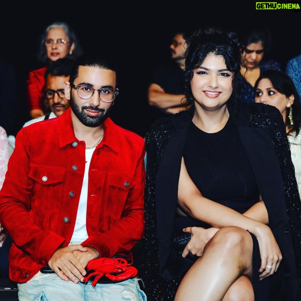 Anshula Kapoor Instagram - Last weekend I had the most fabulous time at the #IMmaya show!! Istituto Marangoni is a leading fashion and design school and they also have a campus in Mumbai! @istitutomarangoni_mumbai The students showcased their collections and it was all kinds of amazing!! Swipe to see some of my most fav looks (these were so hard to choose!! can I have them already?) 😍 Looks 1 & 2 are “Revive” by chirag parekh (@chirag_parekh_ ) Look 3 is “Emerge” by Ashna Gidwani (@ashna.gidwani) Look 4 is “Knits & Knots” by Minal Gala (@gala.minal) Look 5 is “borderline” by Naisha Khan nihaluddin (@_naishhh) Look 6 is “Phantasm” by Idekaa Dang (@idekaadang) It's fresh, it's young, and it's setting the vibe for the future of fashion! 🙌🏽💯 #IstitutoMarangoni #IstitutoMarangoniMumbai #IstitutoMarrangoni_Mumbai #alwaysupportalent