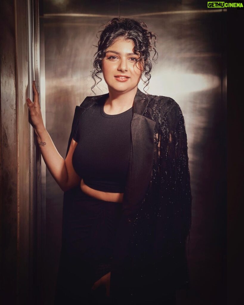 Anshula Kapoor Instagram - 🖤 Styled by @mohitrai with @ruchikrishnastyles Assisted by @muskanduaaa Makeup by @divyashetty_ Hair by @hairby_shivanik Outfit @28moons.in Jewellery @diosaparis Shoes @stuartweitzman Photography @visualaffairs_va