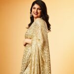 Anshula Kapoor Instagram - Diwali Szn.. so gotta shine as bright as I can in my @manishmalhotraworld sari for @manishmalhotra05’s Diwali party ✨ Saree @manishmalhotraworld Earrings @razwada.jewels @amigos.rizwan Makeup by @sabakhanmakeup Hair by @hairby_shivanik Styled by @mohitrai with @ruchikrishnastyles @teammrstyles Assisted by @kashishsinhaaa Saree draped by @neha_salvi555 Photography @tridevsudevan (I feel like I glow different when my @sabakhanmakeup waves her magic wand ❤️)