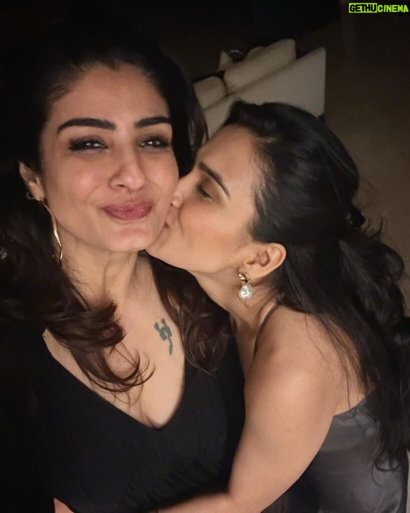 Anushka Kaushik Instagram - Keeping Padma Shri,National awards & all the prestigious awards in her showcase, the medal she ALWAYS keeps wearing is of a caring mom❤️💋 Her warmth awwwww🥹 . . . . #supermom #ravinatandon #actor #actress #partytime #partynight #makingmemories #kisses #anushkakaushik Mumbai, Maharashtra