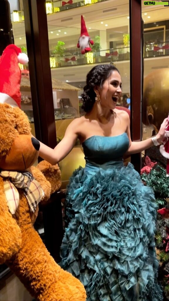 Anushka Kaushik Instagram - Meri Christmas 😍mast🎅 Aur teri Christmas???? . . . . #merrychristmas #christmasdecor #christmastree #christmasdress #fashionmodel #fashionstyle #gown #gowndress #christmasvibes #anushkakaushik . . . . . .