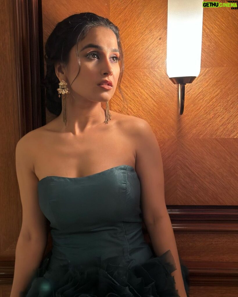 Anushka Kaushik Instagram - Jo mehboob ko dekhe toh khuda ko bhul jaye… wo Ishq . . . . . #love #lovequotes #loveislove #shayari #shayarilover #ishq #emotional #loveable #anushkakaushik #makeup #dolledup #lights #mood #filmfare #redcarpet #night #fashion Taj Lands End, Mumbai