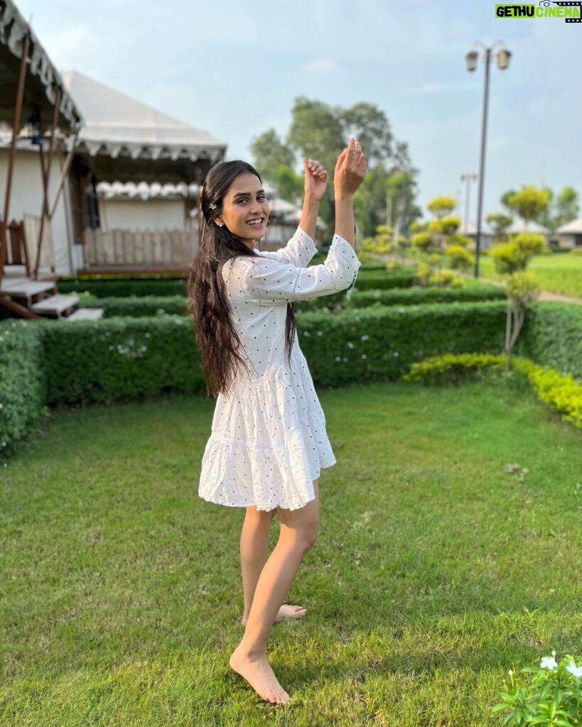 Anushka Kaushik Instagram - Mumma never allowed the rebellious kid to play in the garden while wearing white 👧🥹 . . . . . #whitedress #playtime #stillakid #childhood #childhoodmemories #parentslove #parenting #parents #anushkakaushik Banaras-E-Ishq