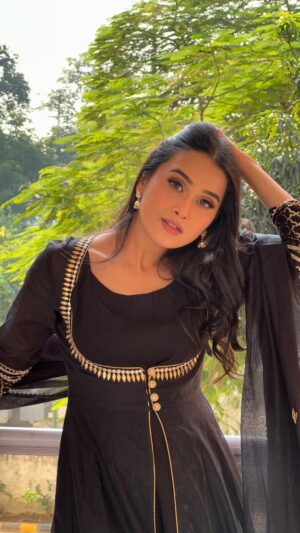Anushka Kaushik Instagram - To whomsoever it may concern~Apologies 😎
.
.
.
Outfit by- @zaamo.official  @gillorisocial 
Hmu by -  @gracy_makeovers 
.
.
.
#blacksuit #naturalmakeup #indianlook #funnyvideo #comedyreels #fungirls #anushkakaushik