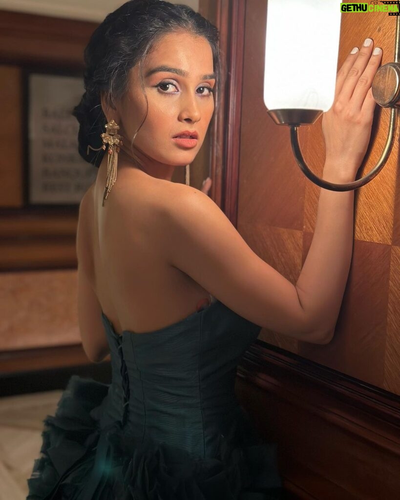 Anushka Kaushik Instagram - Jo mehboob ko dekhe toh khuda ko bhul jaye… wo Ishq . . . . . #love #lovequotes #loveislove #shayari #shayarilover #ishq #emotional #loveable #anushkakaushik #makeup #dolledup #lights #mood #filmfare #redcarpet #night #fashion Taj Lands End, Mumbai