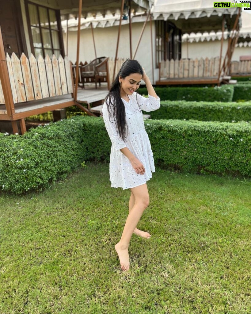 Anushka Kaushik Instagram - Mumma never allowed the rebellious kid to play in the garden while wearing white 👧🥹 . . . . . #whitedress #playtime #stillakid #childhood #childhoodmemories #parentslove #parenting #parents #anushkakaushik Banaras-E-Ishq