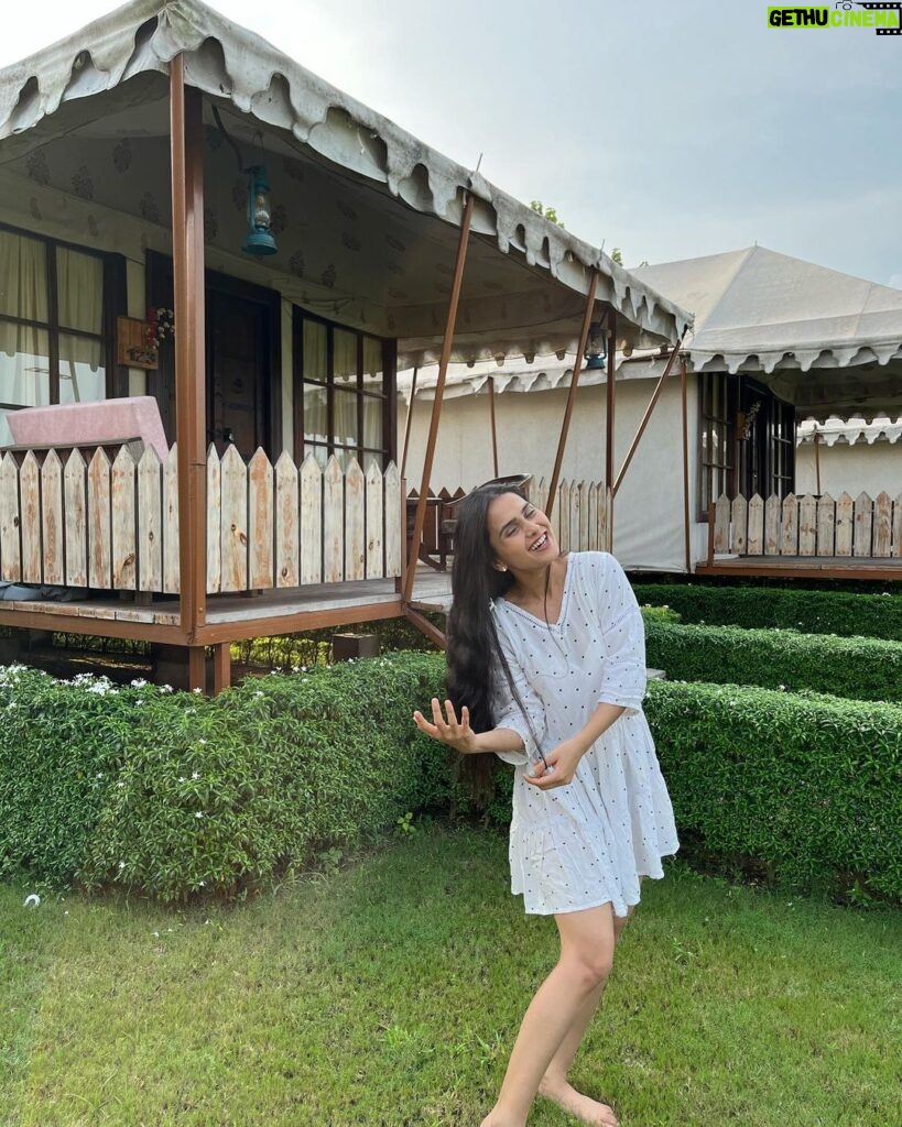 Anushka Kaushik Instagram - Mumma never allowed the rebellious kid to play in the garden while wearing white 👧🥹 . . . . . #whitedress #playtime #stillakid #childhood #childhoodmemories #parentslove #parenting #parents #anushkakaushik Banaras-E-Ishq