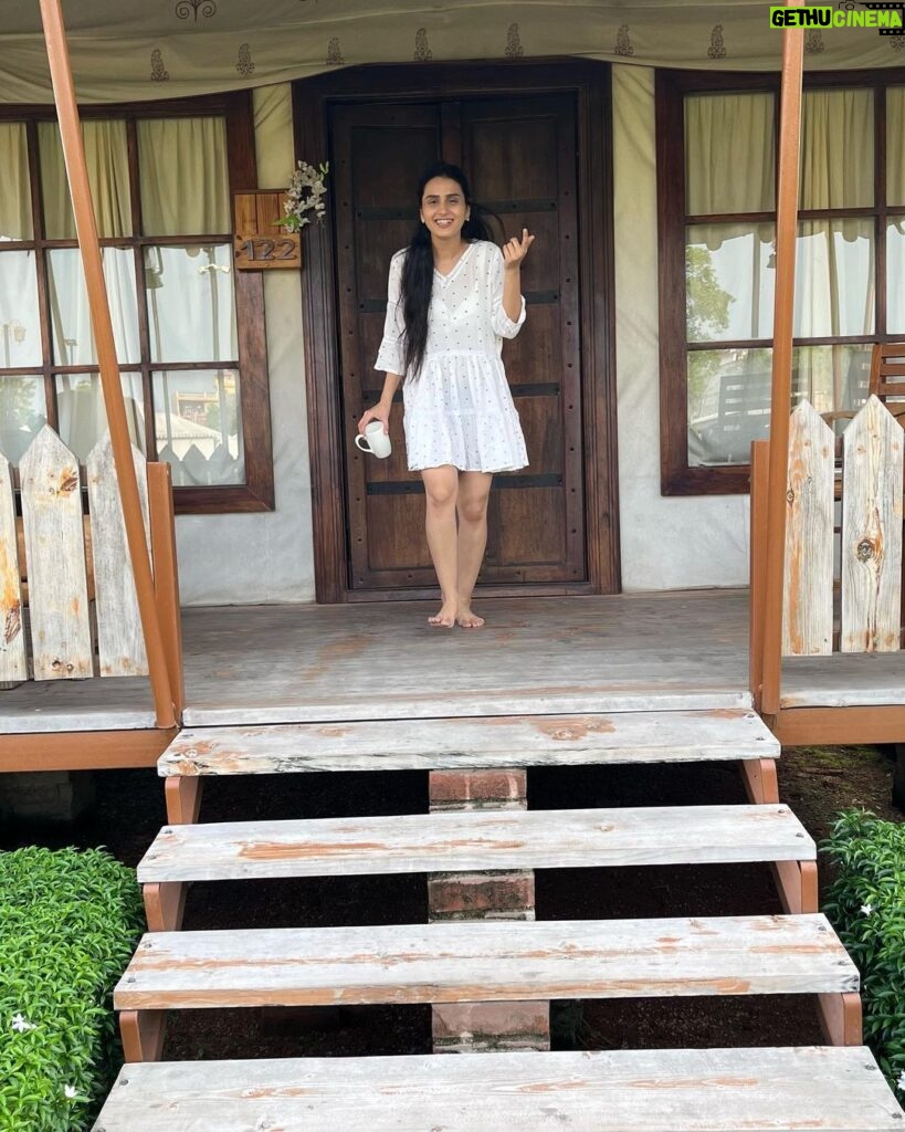 Anushka Kaushik Instagram - Mumma never allowed the rebellious kid to play in the garden while wearing white 👧🥹 . . . . . #whitedress #playtime #stillakid #childhood #childhoodmemories #parentslove #parenting #parents #anushkakaushik Banaras-E-Ishq