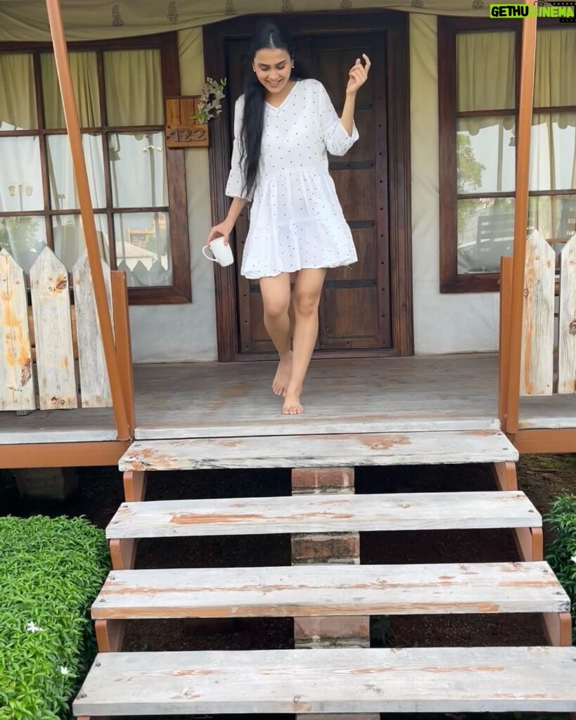 Anushka Kaushik Instagram - Mumma never allowed the rebellious kid to play in the garden while wearing white 👧🥹 . . . . . #whitedress #playtime #stillakid #childhood #childhoodmemories #parentslove #parenting #parents #anushkakaushik Banaras-E-Ishq