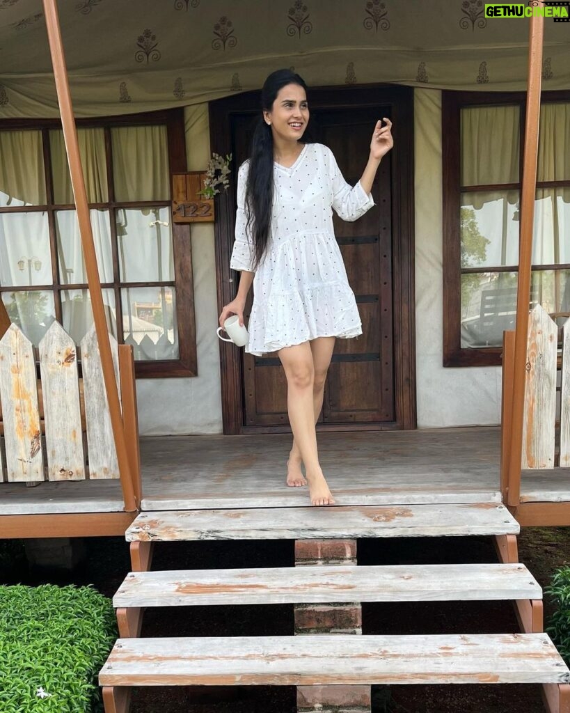 Anushka Kaushik Instagram - Mumma never allowed the rebellious kid to play in the garden while wearing white 👧🥹 . . . . . #whitedress #playtime #stillakid #childhood #childhoodmemories #parentslove #parenting #parents #anushkakaushik Banaras-E-Ishq