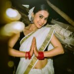 Anushka Kaushik Instagram - Mandatory kerala saari 🙏 . . . . 💄: @bridessquad_by_cini 🎀: @cherie.fernandes 📸: @aayush13chhabra . #keralagallery #keralatourism #keralaattraction #keraladiaries #keralagodsowncountry #sareelove #sareelover #sareefashion #sareelovers #keralasaree #traditionalwear #anushkakaushik Kerala