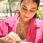 Anushka Kaushik Instagram - Ab bill or hari chutni par kisi se ladai nhi hoti~ single for life💕 . . . #girlsday #girlgang #pinkpinkpink #foodies #foods #missingyou #friendshipgoals #friendship #anushkakaushik